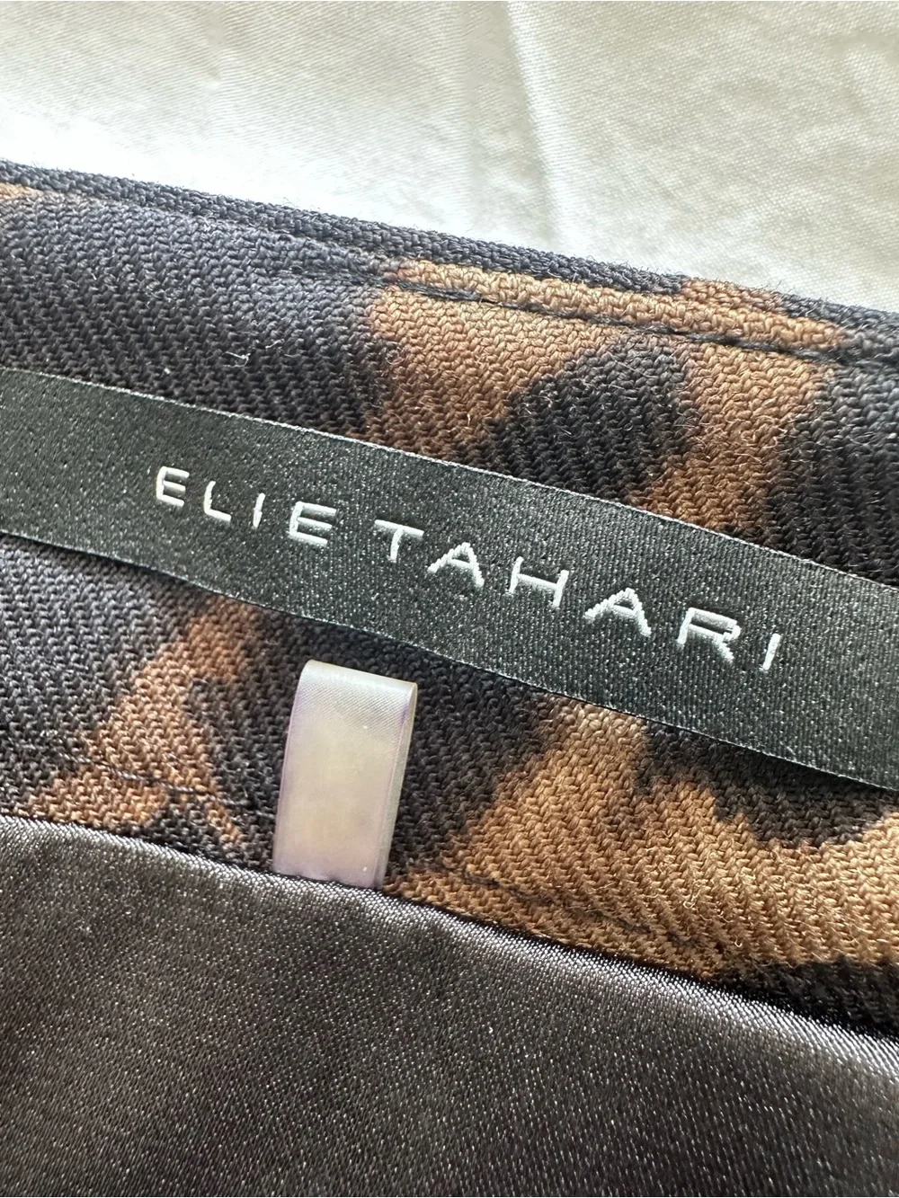 Elie Tahari Leopard-Print Pencil Skirt in Black and Brown, size 8 - Picture 4 of 15